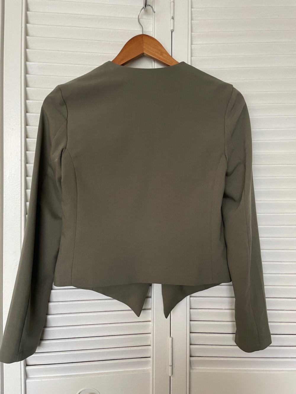 H&M Cropped Olive Green Blazer with zipper detail - Picture 4 of 4